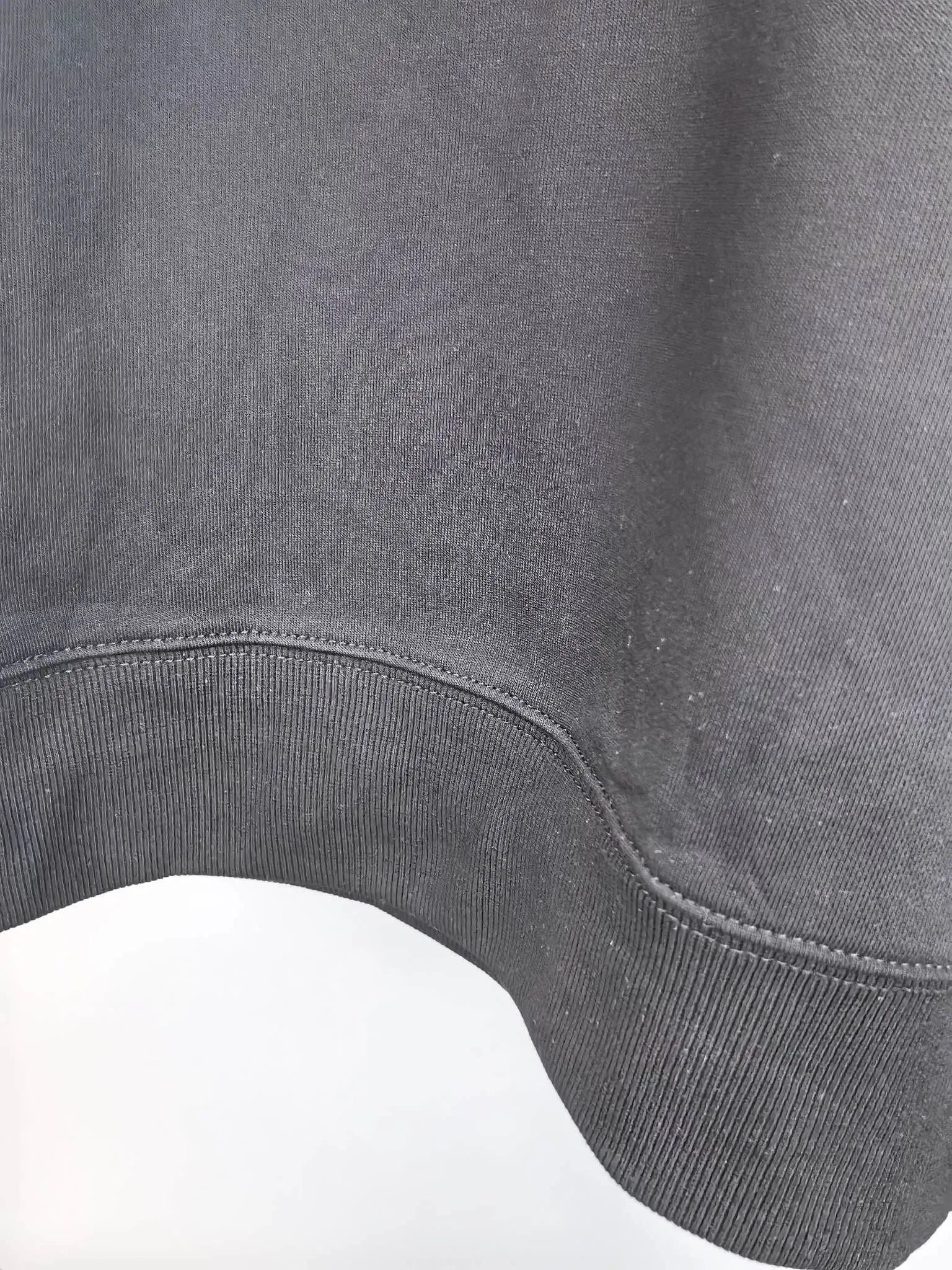 P340 POLO Ralph Lauren 2025 Autumn and Winter New Design Sweatshirt Official website synchronized! This T-shirt combines minimalist design with exquisite details. The oversize trim is reminiscent of Tyrolean dress details, summoning modern new ideas, creating a different conceptual pattern, and injecting rich connotation into the traditional cotton T-shirt. The LOGO on the front graphic webbing is unique and makes the brand more distinguished. It highlights the style of a big brand, sets off the minimalist design style, and reveals the elegance at a glance! As a brand that pursues design and tailoring techniques, the materials used will never disappoint! The body of this shirt is made of Solona cotton blended 400g fabric, which is noble and exquisite. The cotton surface is full, soft and skin-friendly. In short, such a classic style is a must-have for autumn and winter! M-4XL